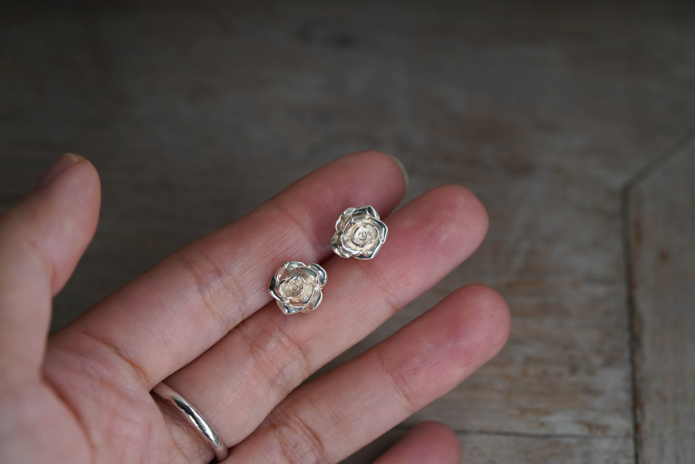 E195 (大) $270 (240) 2